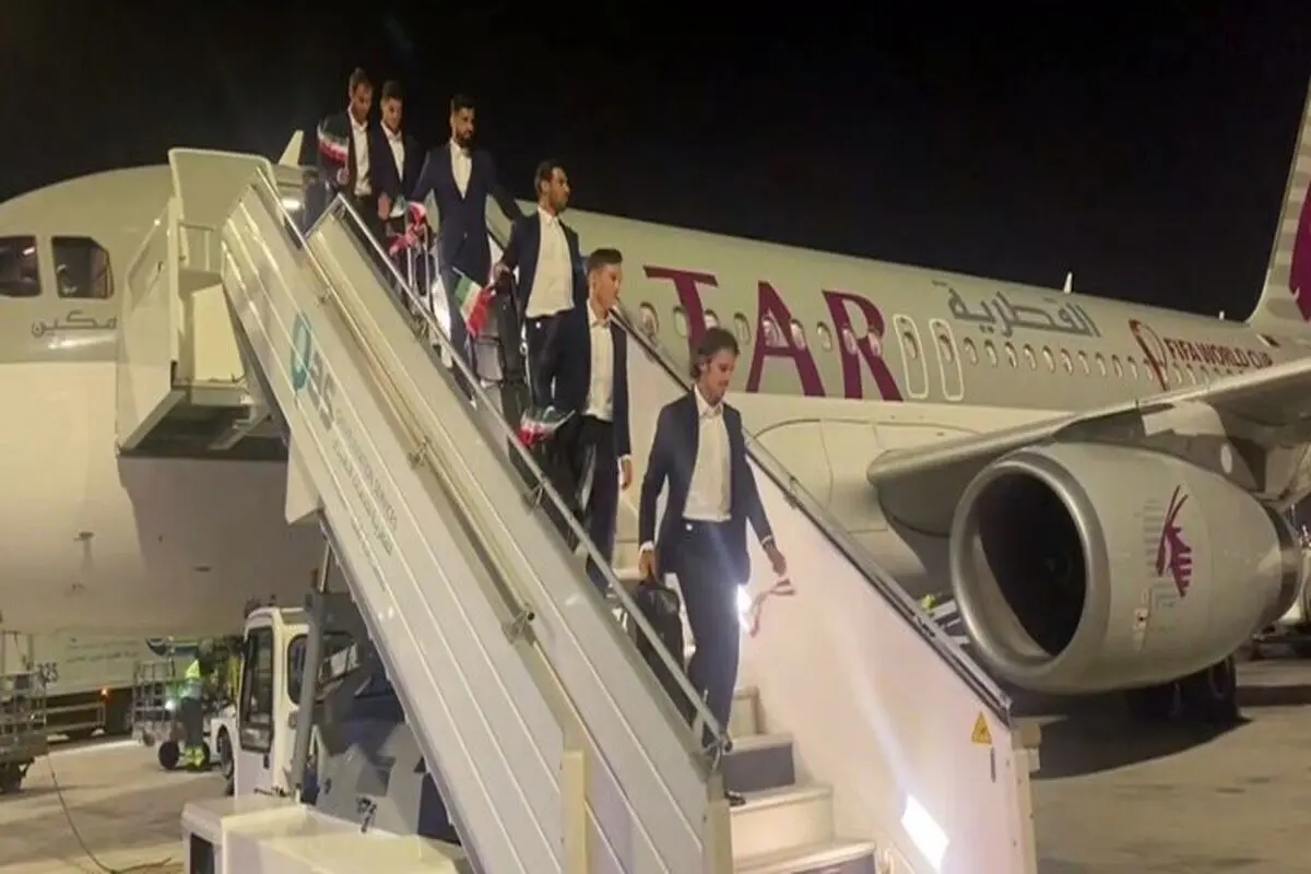 لحظه ورود تیم ملی به قطر؛ تیپ جالب کارلوس کی‌روش با پرچم ایران + فیلم