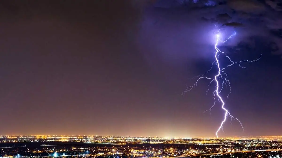 منظره ترسناک صاعقه‌ های متعدد از داخل هواپیما + فیلم