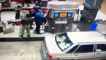 سرقت حرفه‌ای موبایل از یک راننده پراید در پمپ بنزین+ فیلم
