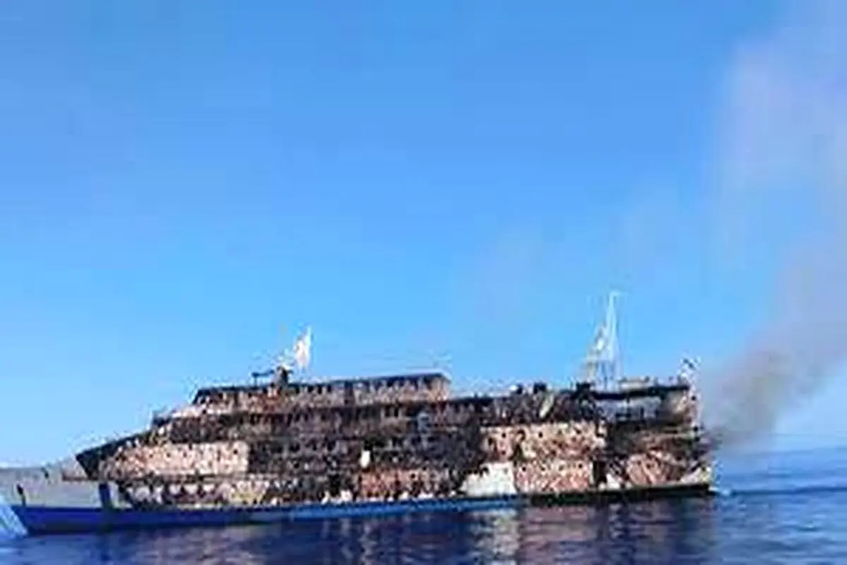 کشتی توریستی در سواحل بالی اندونزی آتش گرفت+فیلم