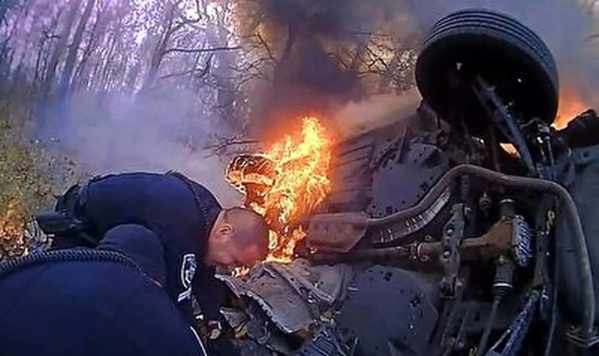 نجات یک زن از خودروی آتش گرفته توسط پلیس+ فیلم