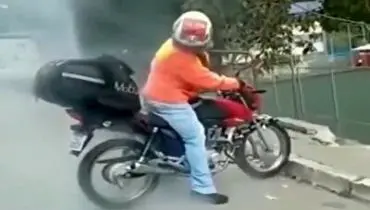 سقوط خنده دار یک موتورسوار پس از تیک‌ آف!+ فیلم