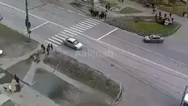 حرکت جنون‌ آمیز یک عابر پیاده وسط خیابان + فیلم