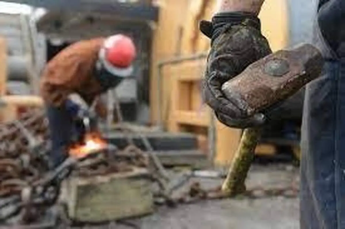 سقوط وحشتناک یک کارگر از ارتفاع به علت بی‌ احتیاطی!+ فیلم
