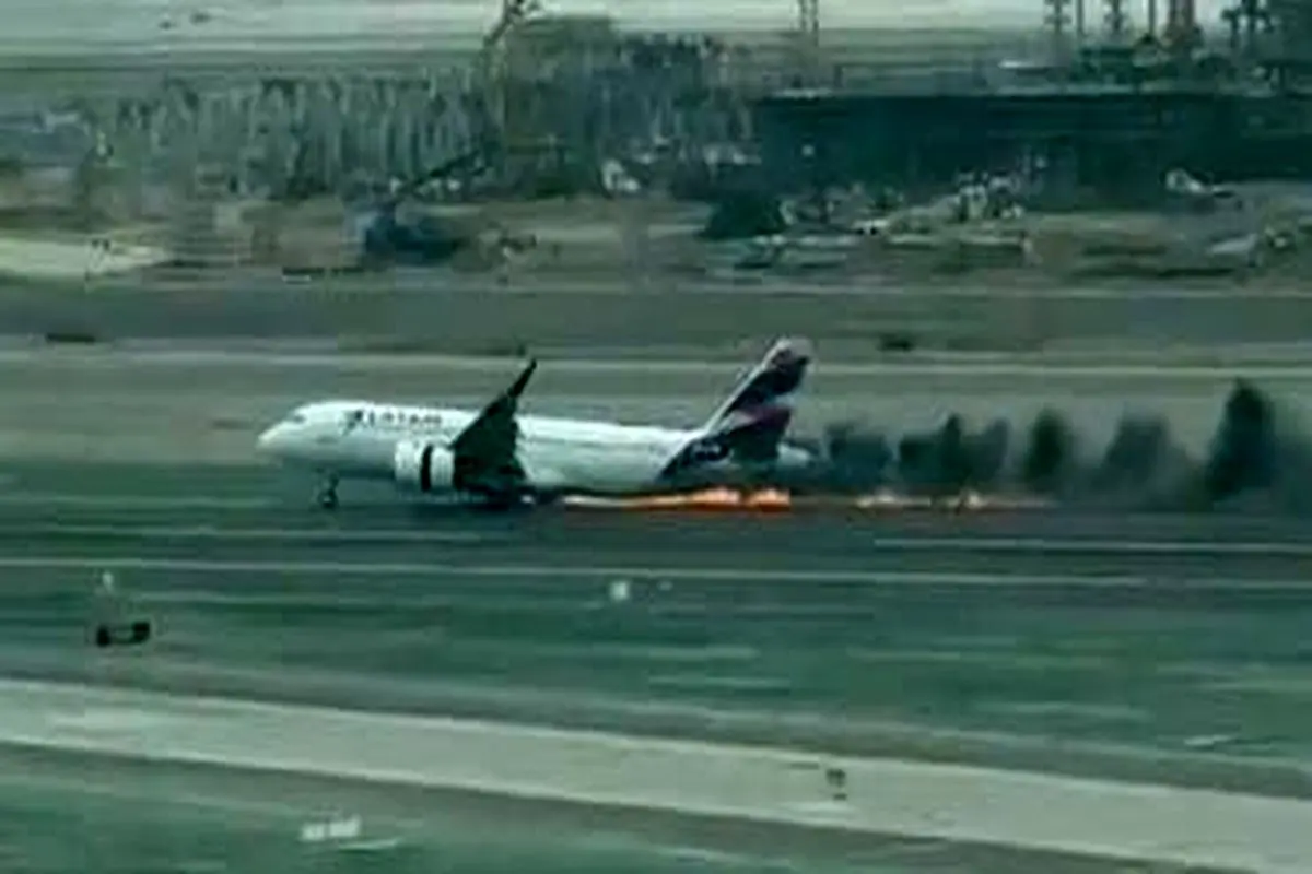 برخورد آتشین هواپیما با ماشین آتش نشانی + فیلم