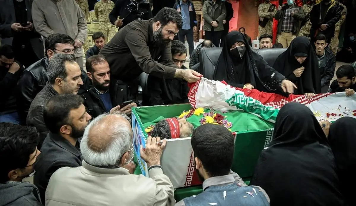 لحظه وداع جانسوز خانواده با پیکر شهید اثنی عشری + فیلم