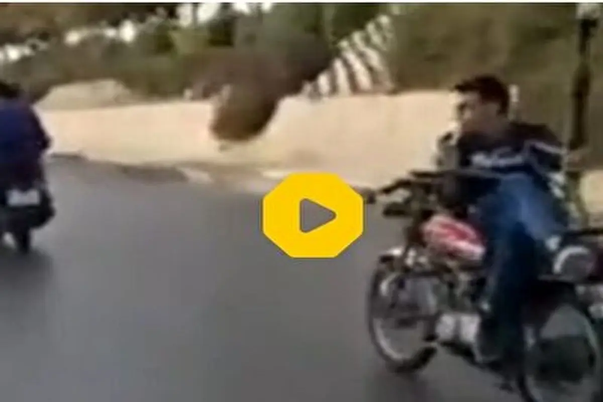 حرکت خطرناک و عجیب یک موتورسوار جوان در مشهد+ فیلم