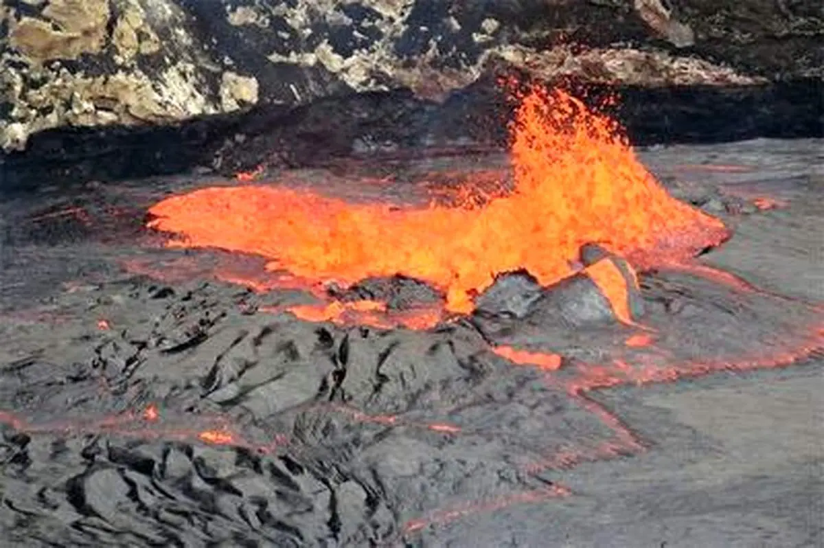 ویدیویی باورنکردنی از جریان گدازه پس از فوران آتشفشان+ فیلم