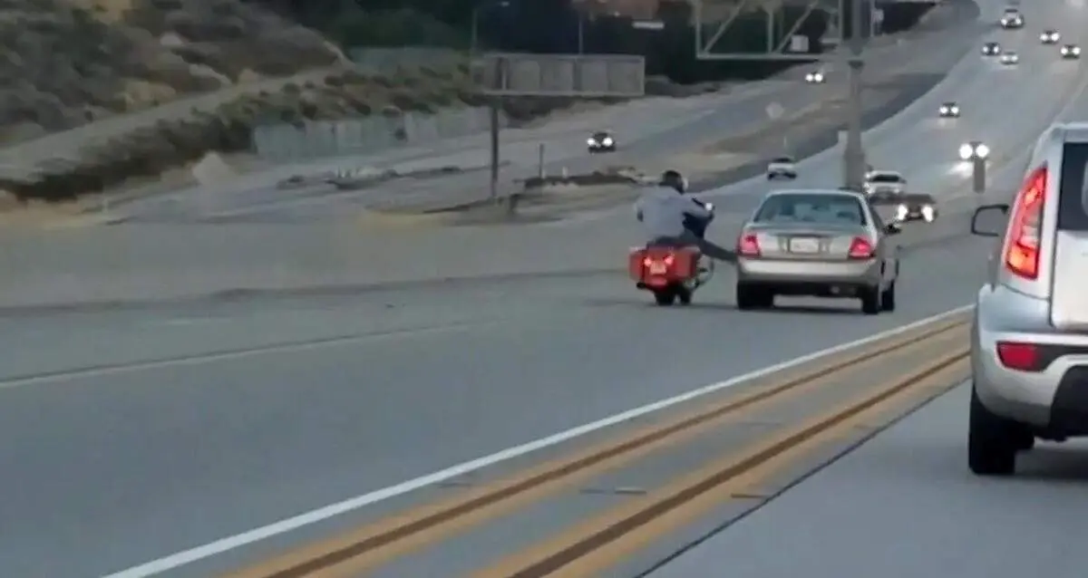 عاقبت لگدپرانی موتورسوار به یک خودرو+ فیلم