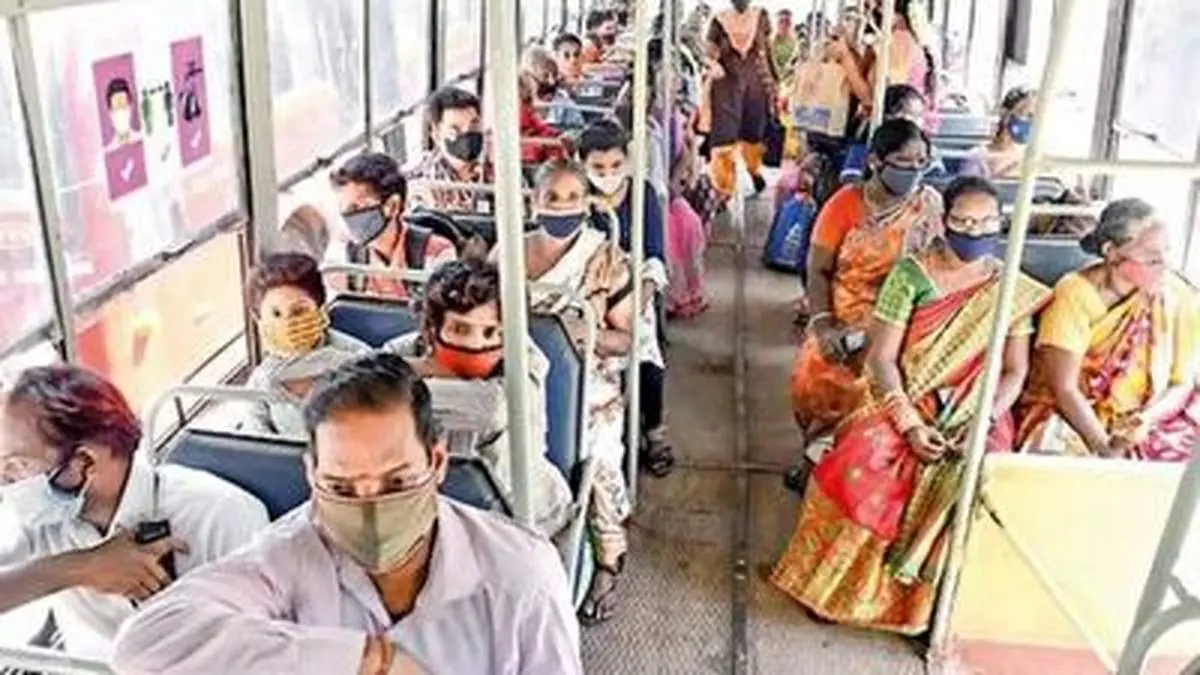 پیاده شدن مرگبار یک زن از اتوبوس در حال حرکت!