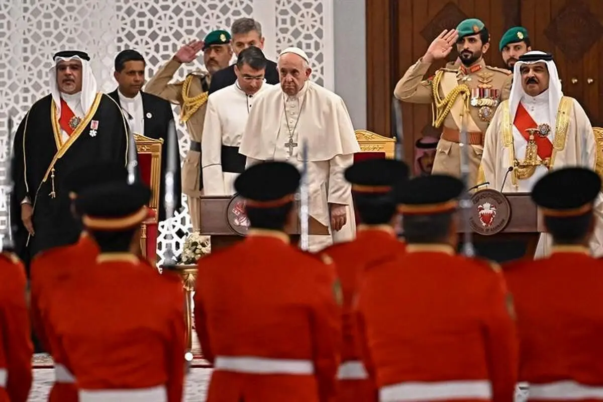 چرت زدن پادشاه بحرین هم‌زمان با سخنرانی پاپ + فیلم