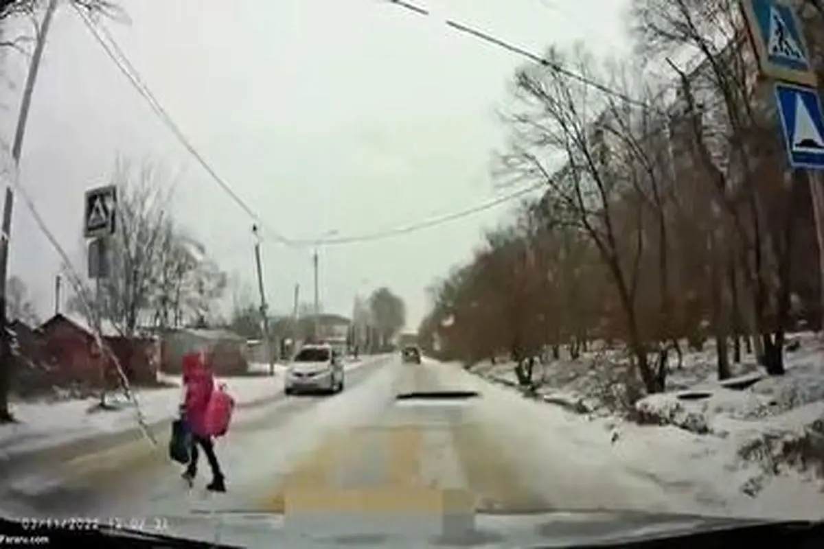 تصادف شدید خودرو در جاده برفی به دلیل عبور یک کودک!+ فیلم