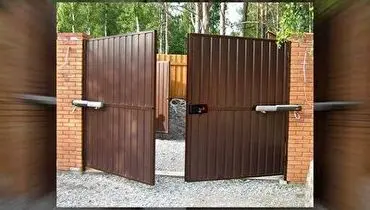 برخورد شدید موتور سوار عجول با درب اتوماتیک!+ فیلم
