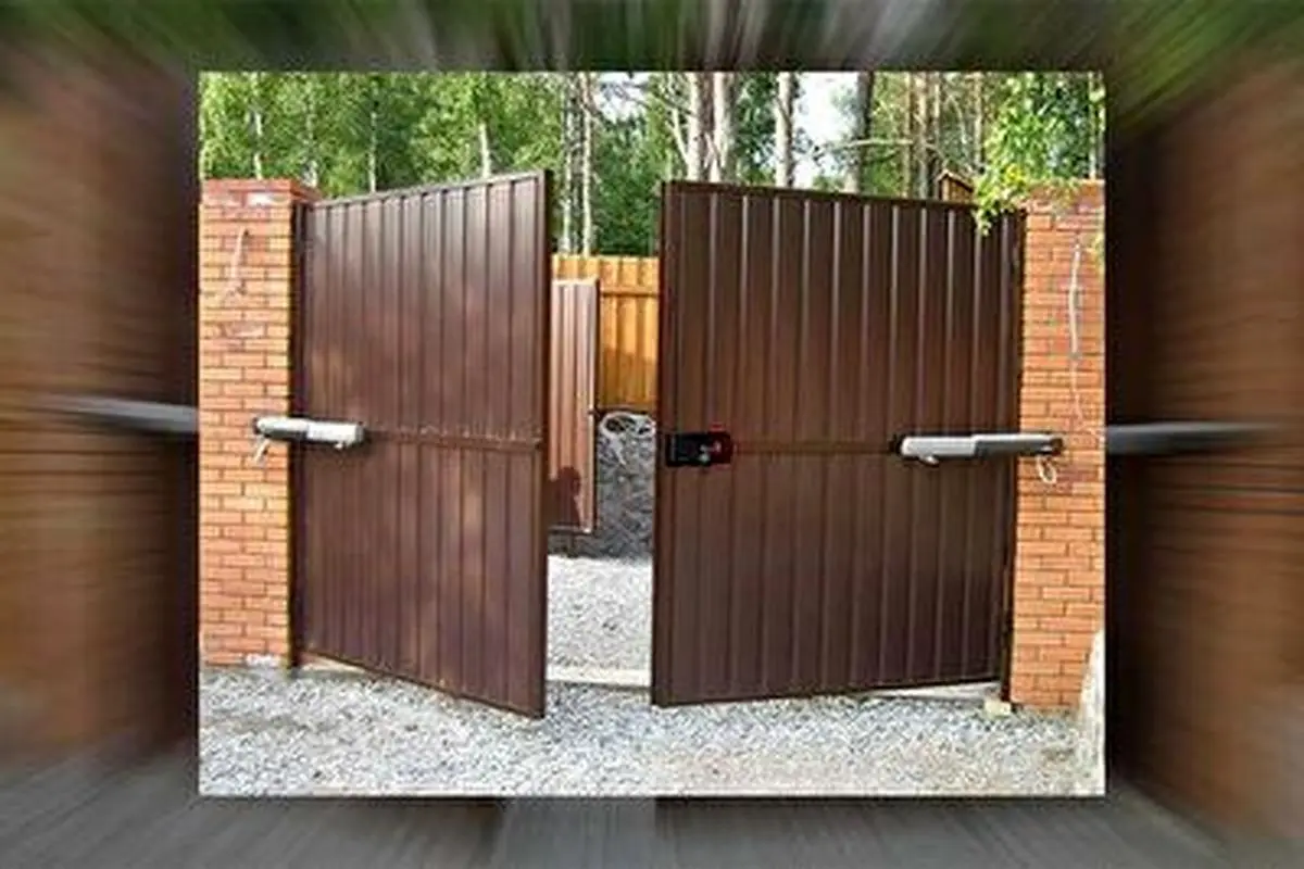 برخورد شدید موتور سوار عجول با درب اتوماتیک!+ فیلم