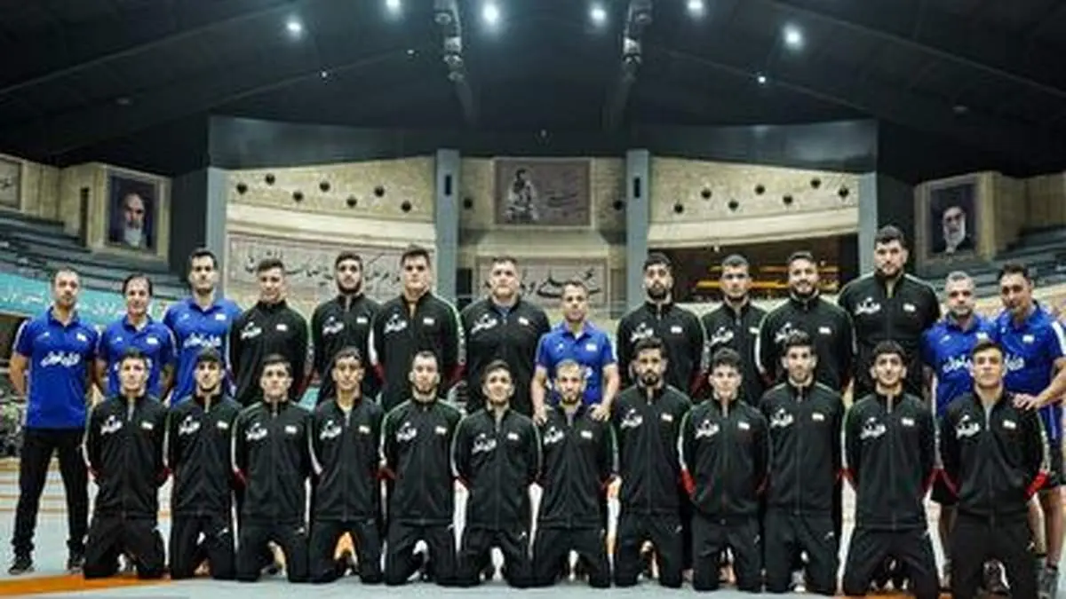 بالابردن جام قهرمانی توسط کشتی گیران و پخش سرود ملی ایران+ فیلم