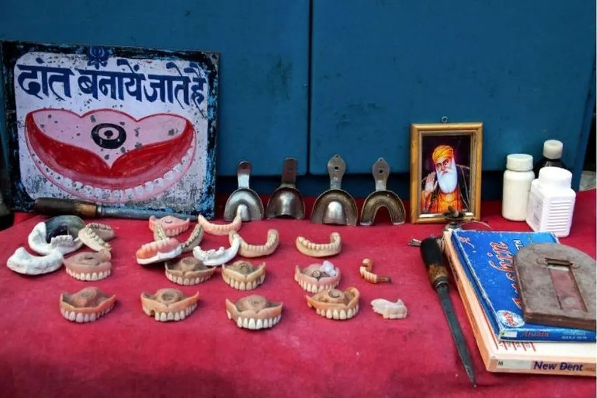 دندانپزشکان خیابانی در هند! + فیلم