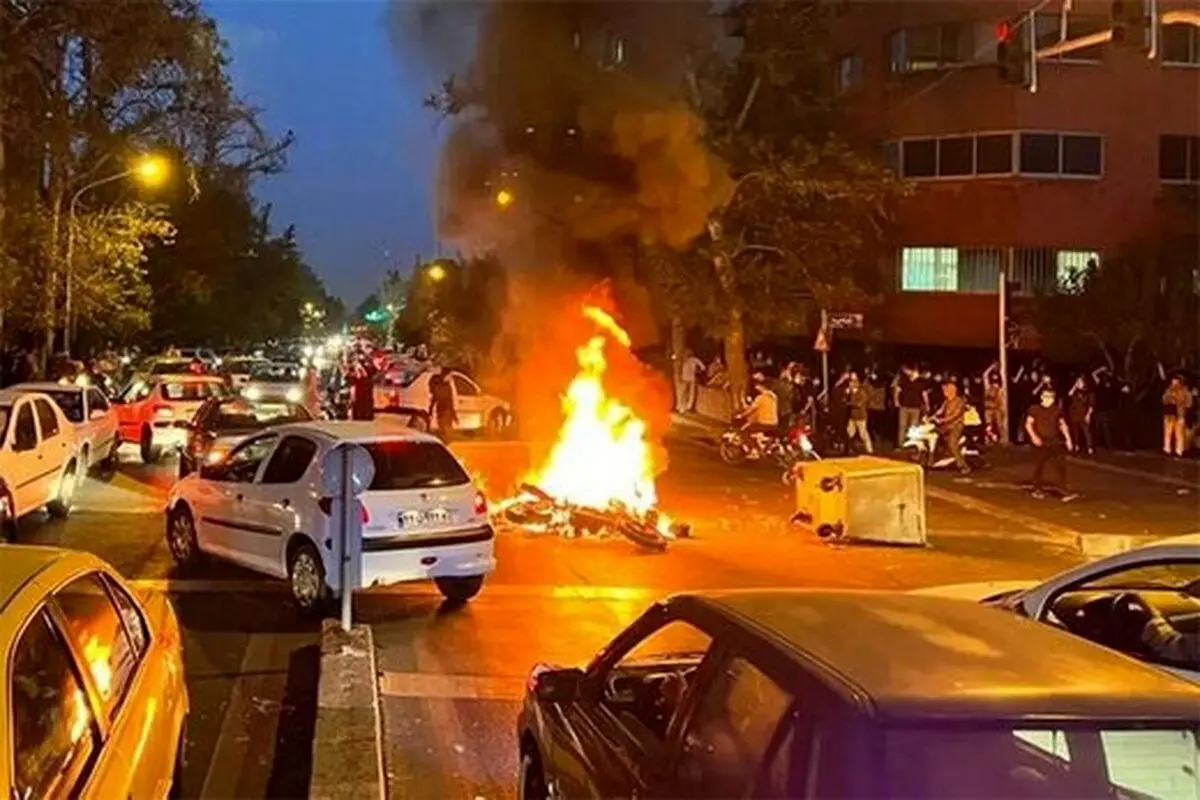 روزنامه جوان: اصلاحطلبان نگران قاتلان شدهاند/ با کسی که با ۱۰۰ کیلومتر سرعت، پلیس را زیر میگیرد چه باید کرد؟