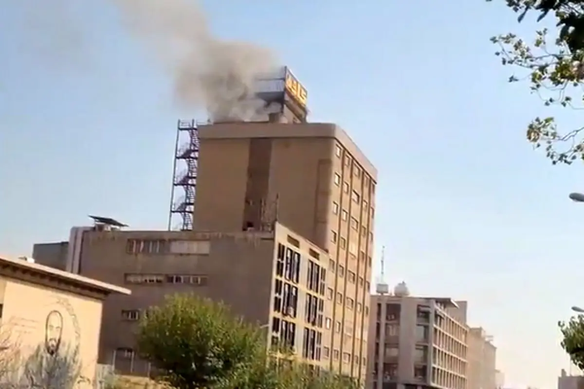 آتش‌ سوزی در یک ساختمان نزدیک میدان فردوسی تهران + فیلم