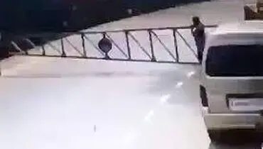 لحظه بی‌دقتی یک راننده و برخورد دردناک درب آهنین به کمر یک شهروند+فیلم