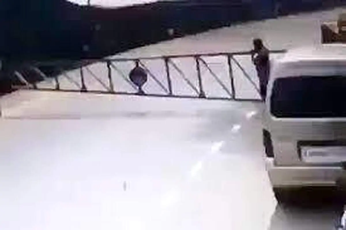 لحظه بی‌دقتی یک راننده و برخورد دردناک درب آهنین به کمر یک شهروند+فیلم