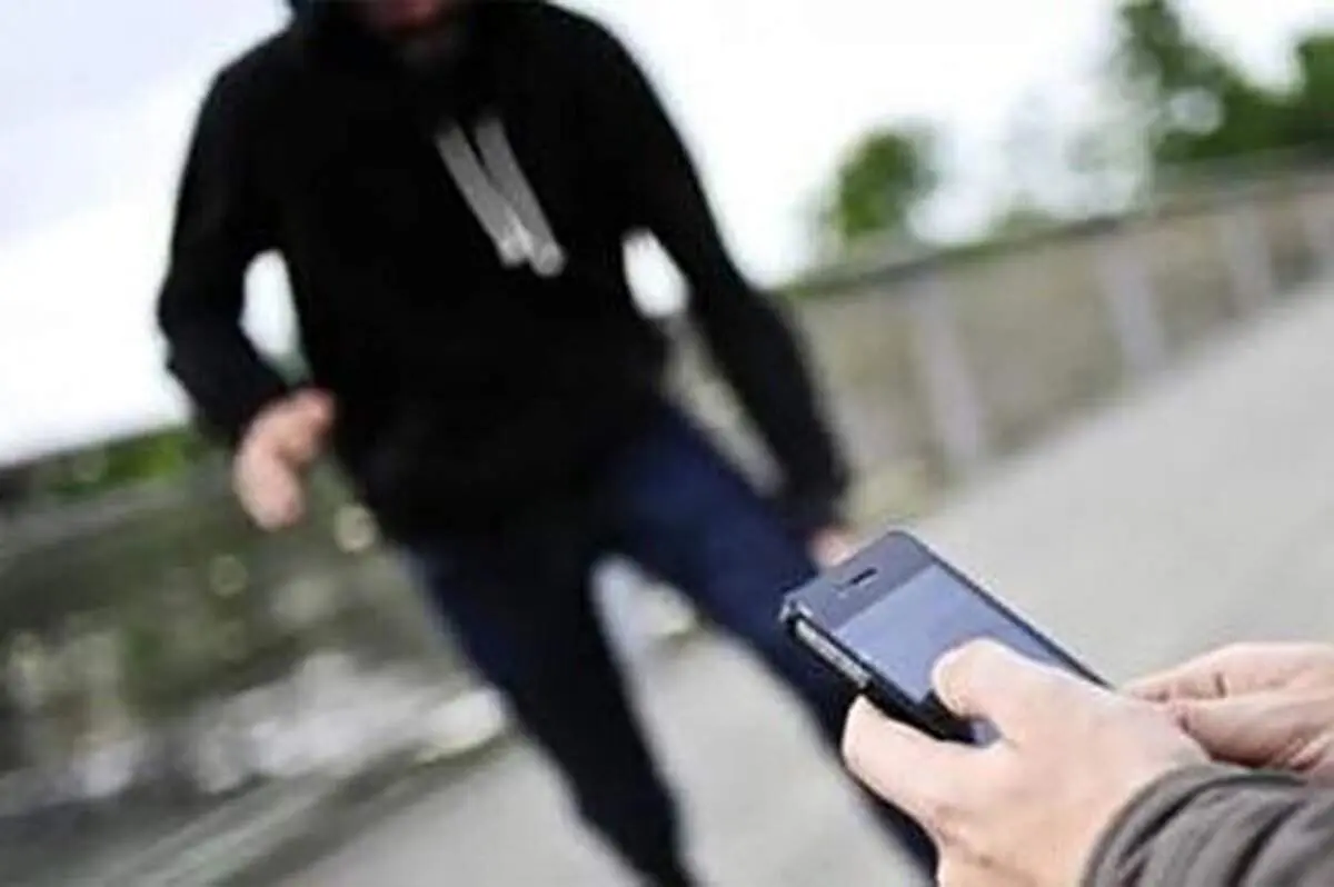 ترفند باورنکردنی سارقین به بهانه دوربین مخفی برای دزدیدن تلفن همراه!+ فیلم
