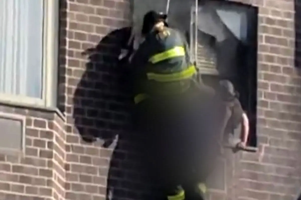 آتش نشانان زن جوانی که از ساختمان ۱۵ طبقه آویزان بود را نجات دادند + فیلم