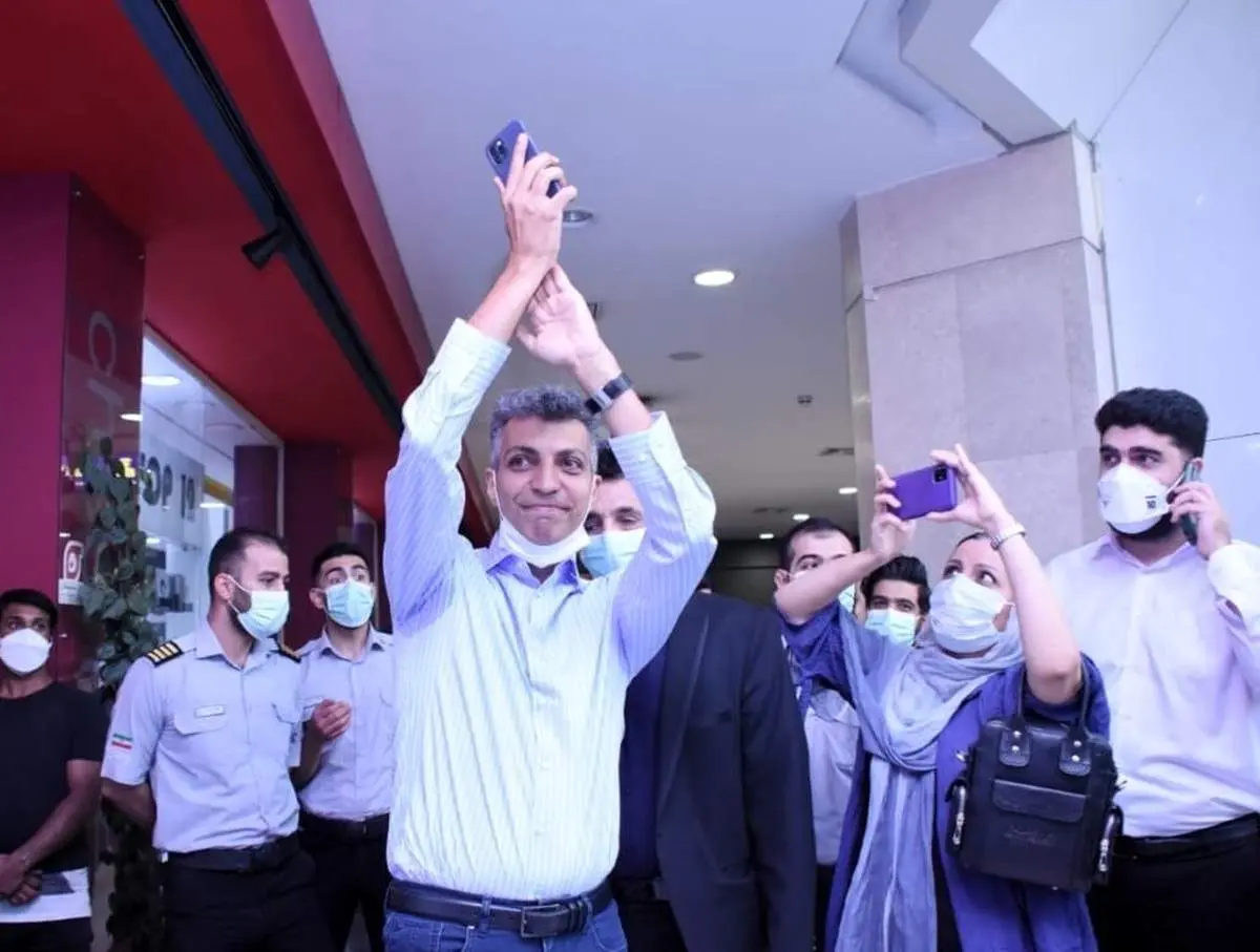 حضور گرم فردوسی پور در جمع دانشجویان شریف+ عکس