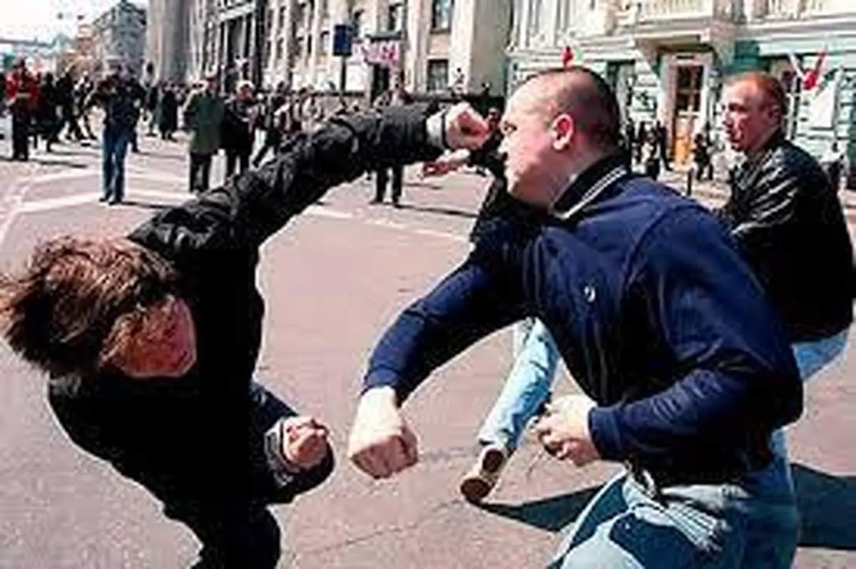 ضرب و شتم دو راننده عصبانی در آمریکا به سبک بازی GTA!+ فیلم