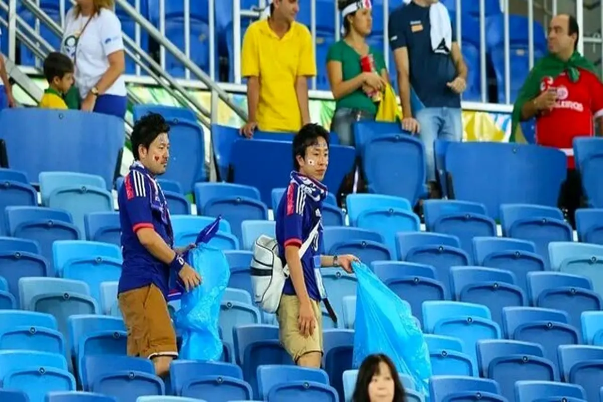 واکنش تماشاچی قطری به زباله جمع کردن ژاپنی‌ها بعد از بازی اکوادور - قطر + فیلم