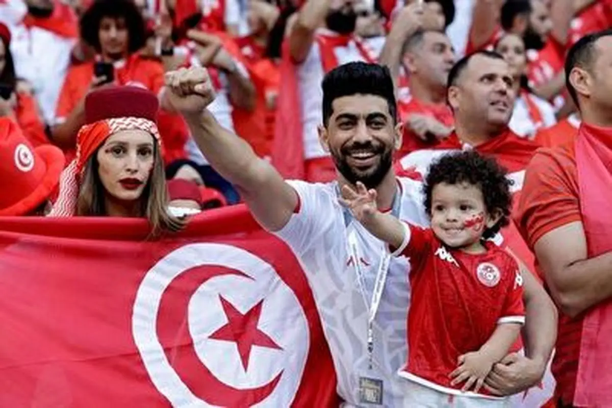 همخوانی دیدنی سرود ملی تونس توسط تماشاگران در جام جهانی+ فیلم