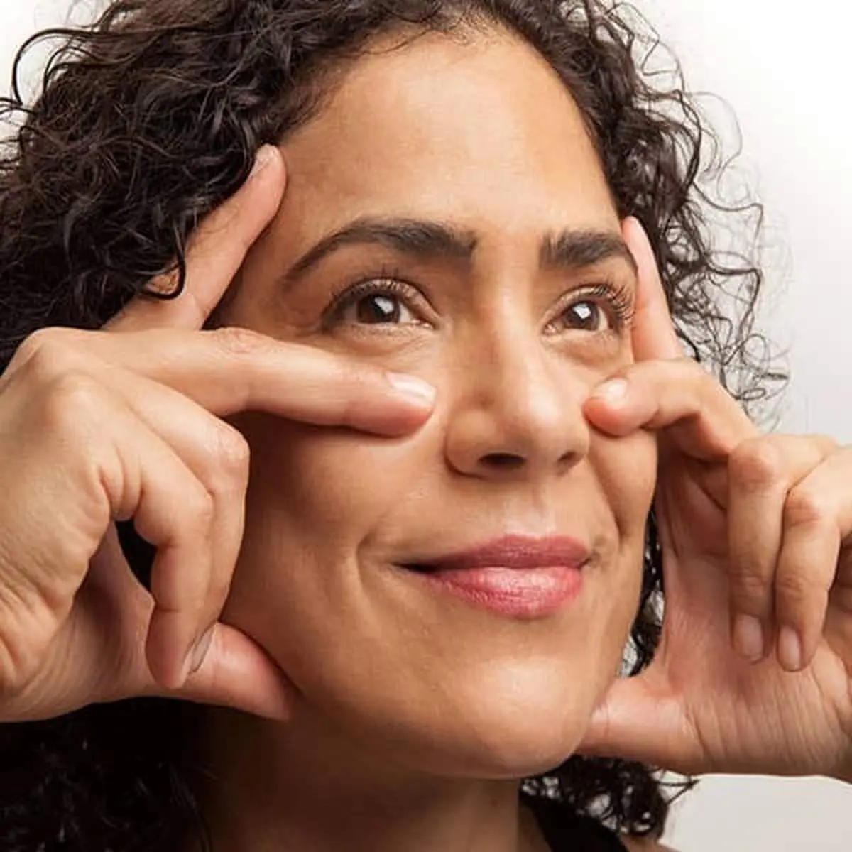 طرز تهیه ماسک دور چشم برای درمان سیاهی و پف