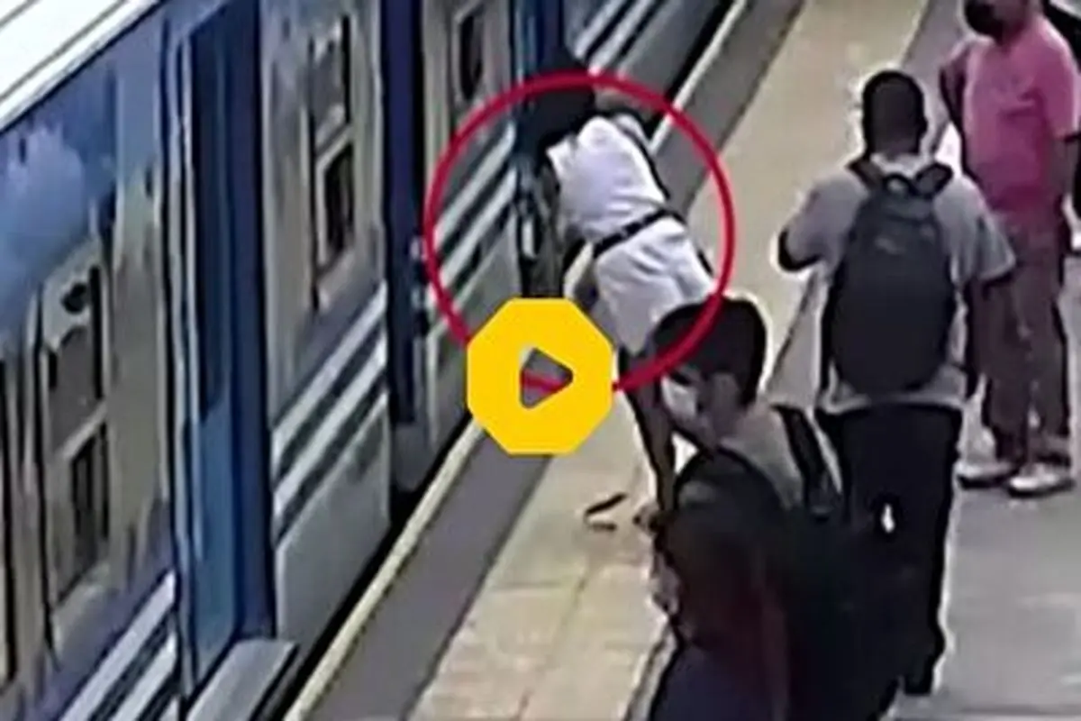 نجات معجزه آسا زنی که بیهوش روی ریل قطار پرت شد+ فیلم