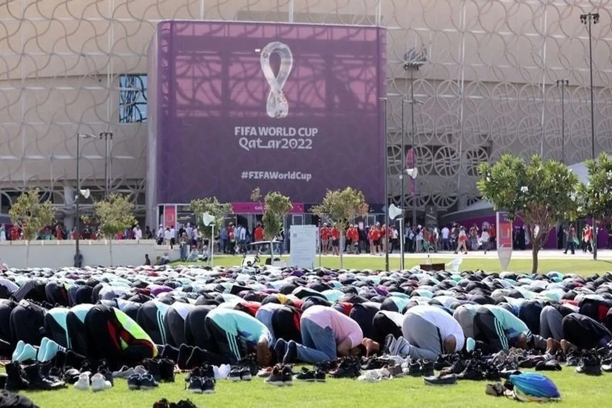 نماز جماعت قبل از بازی ایران- ولز + عکس