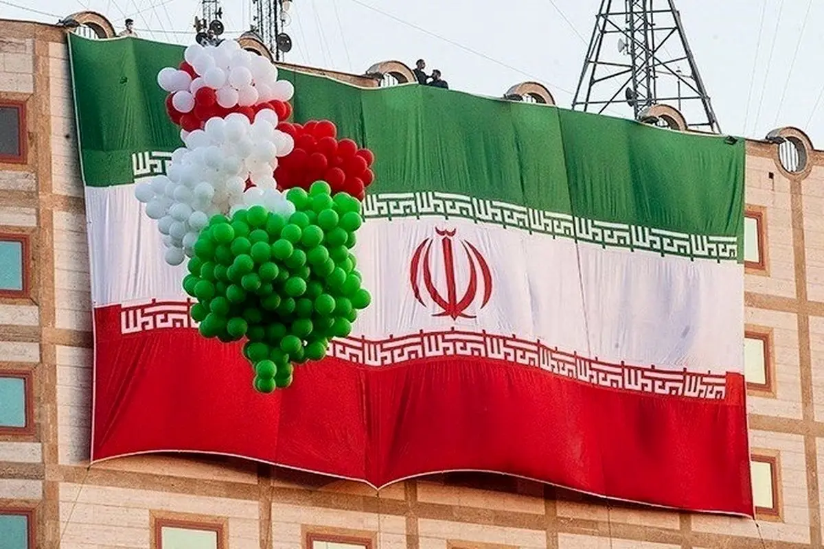 نصب پرچم ایران توسط یگان ویژه در میدان ولیعصر بعد از برد تیم ملی مقابل ولز