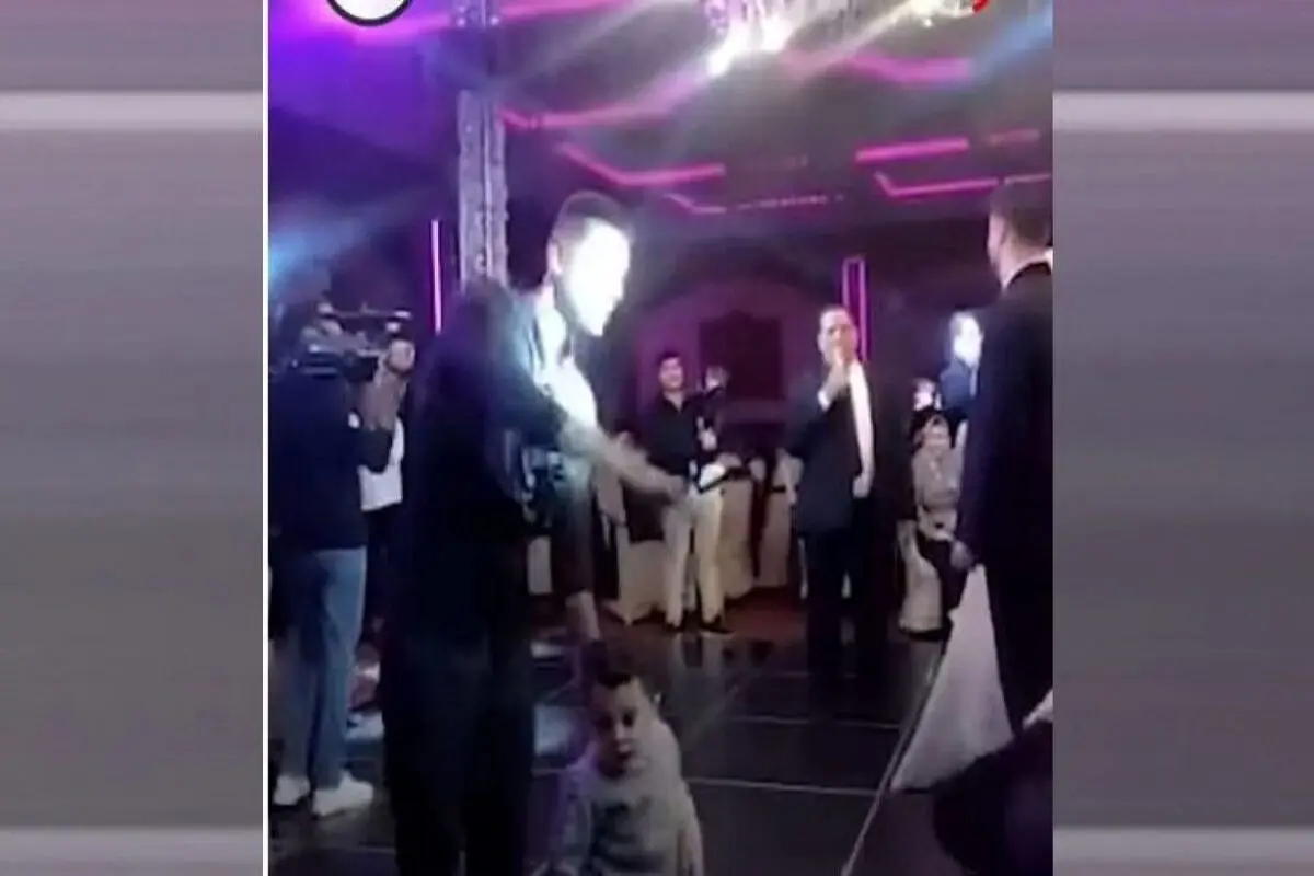 یک مرد در مراسم عروسی دخترش، همسرش را طلاق داد! + فیلم