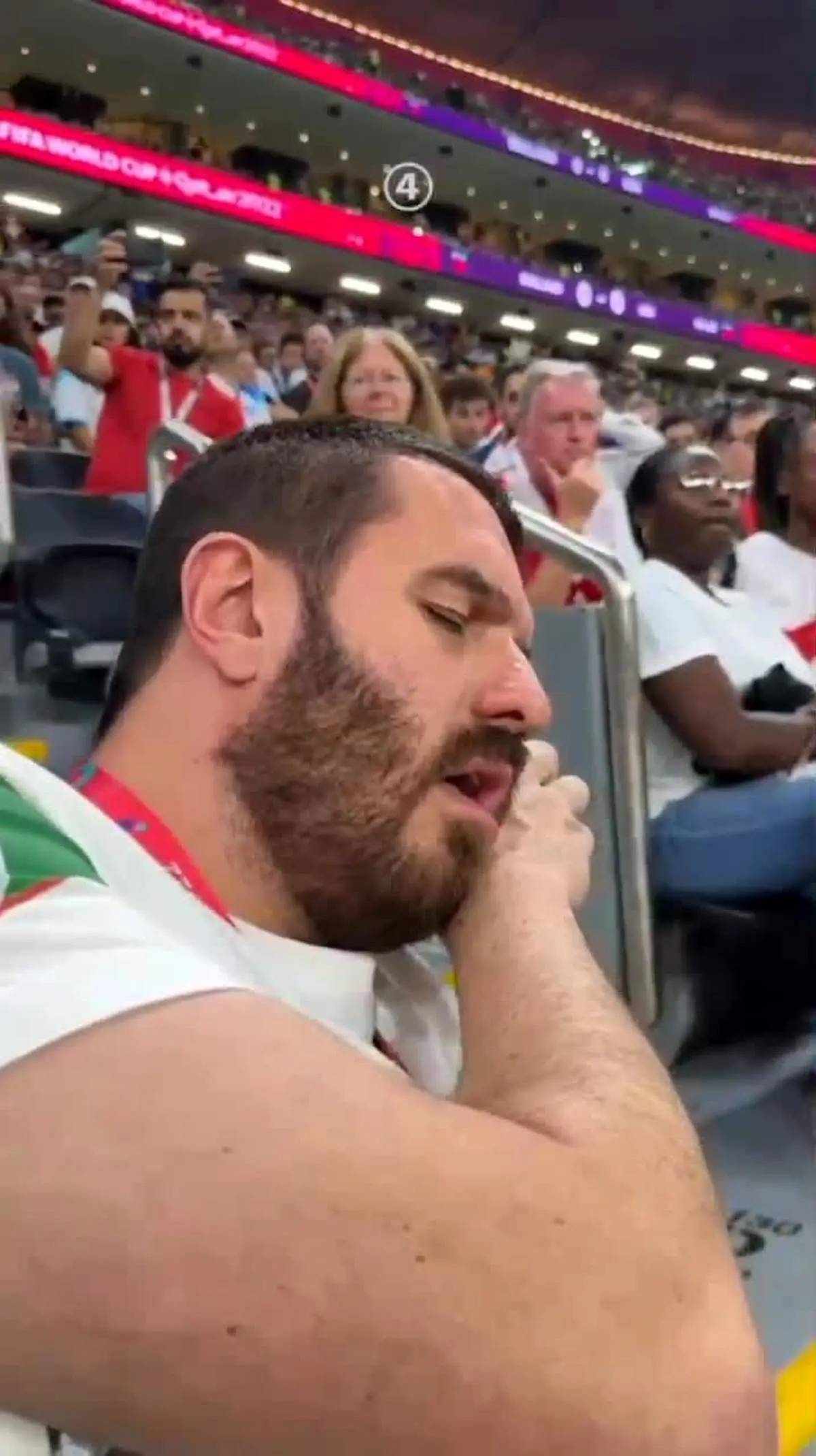 ویدیو پربازدید از خوابیدن یک هوادار وسط بازی جام جهانی! + فیلم