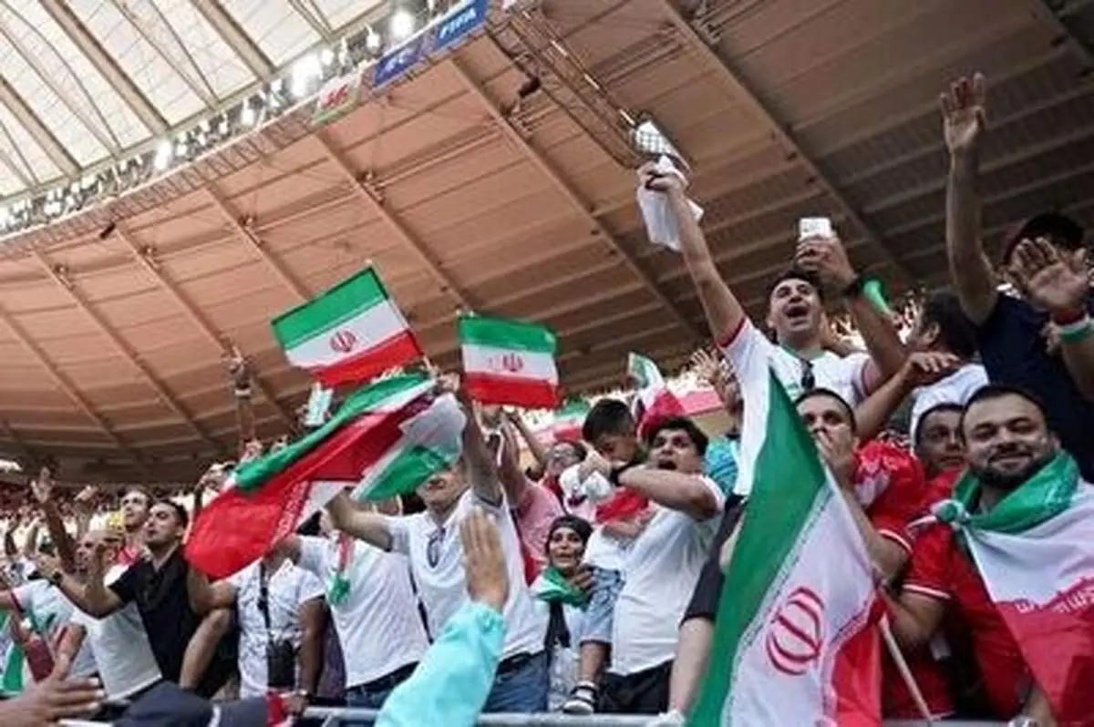 اشک های تلخ یک دختر در آغوش پدرش پس از باخت ایران!+ فیلم