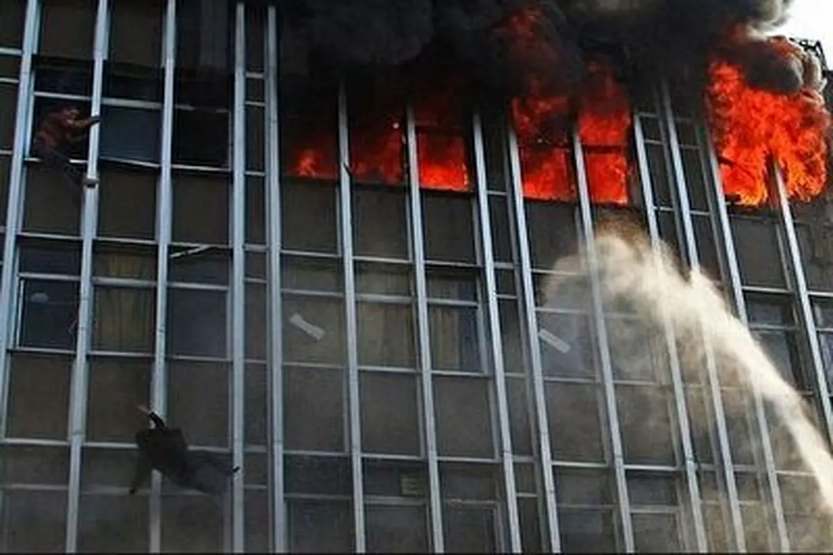 لحظه دلخراش سقوط از ساختمان چندطبقه به دلیل فرار از آتش!+ فیلم