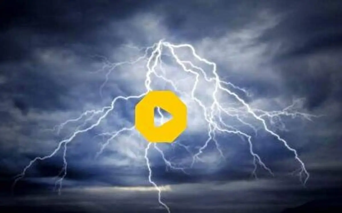لحظه وحشتناک اصابت وحشتناک دو صاعقه به یک مرد+ فیلم