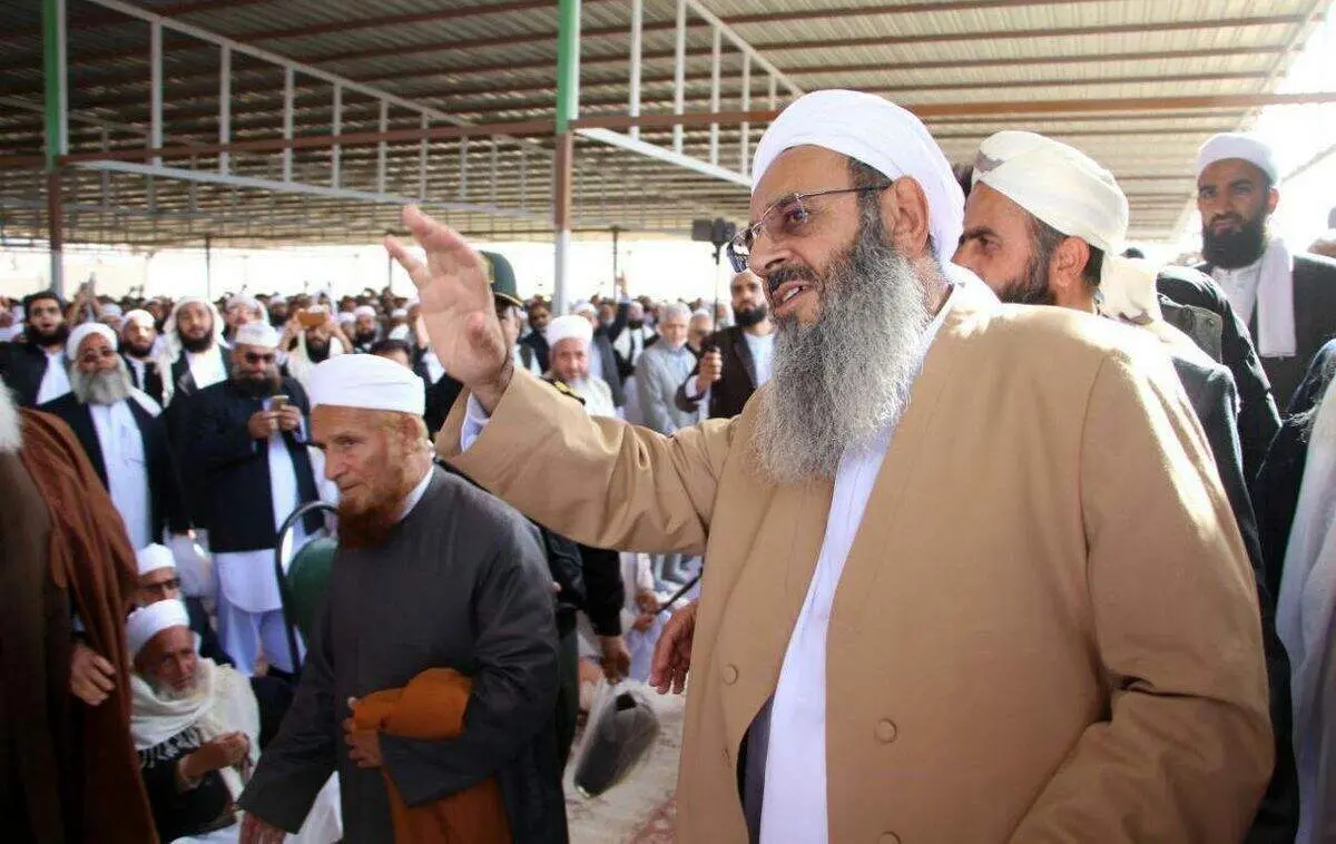 اسکورت مولوی عبدالحمید برای ورود به مسجد مکی + فیلم