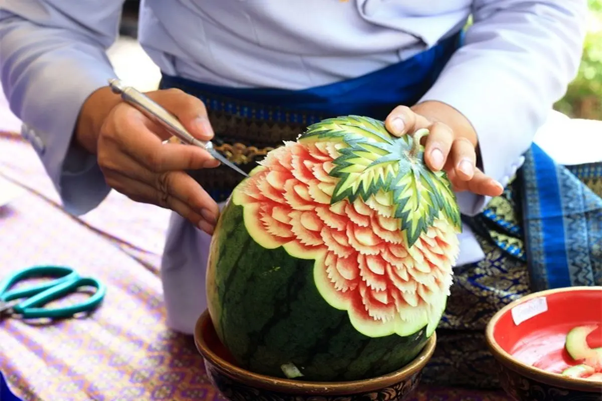 حکاکی روی هندوانه با چاقو برای شب یلدا