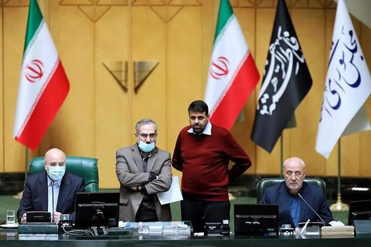 طومار خوانی نماینده معروف در جلسه علنی مجلس + عکس