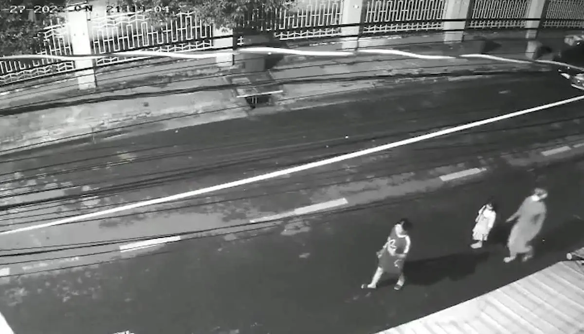 دختر ۵ ساله هنگام خفت‌ گیری از مادرش دفاع کرد + فیلم