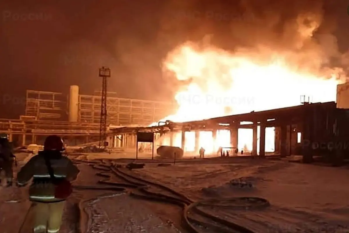آتش سوزی در پالایشگاه نفت روسیه در سیبری + فیلم