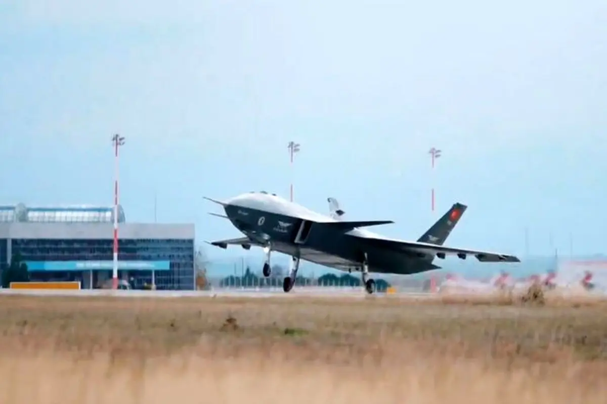 پرواز جنگنده جت بدون سرنشین ترکیه در آسمان + فیلم