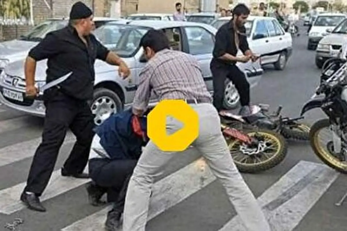 لحظه سرقت وحشیانه موبایل توسط دو موتورسوار با قمه از یک شهروند+ فیلم