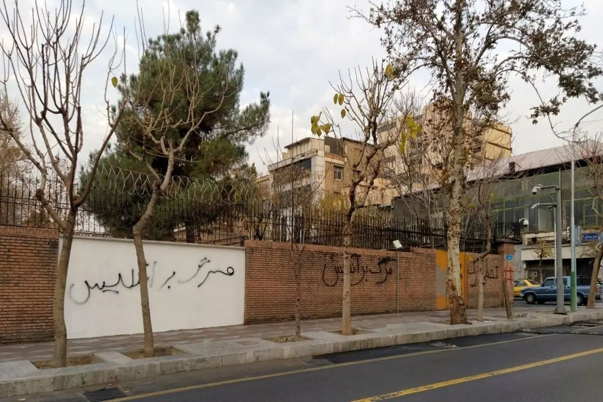 شعارنویسی دوباره بر دیوار سفارت با اسپری رنگی در تهران+فیلم