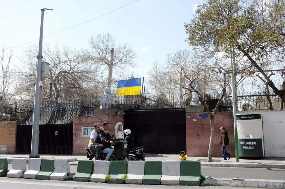 بنر جنجالی شهرداری تهران در اطراف سفارت انگلیس+ عکس