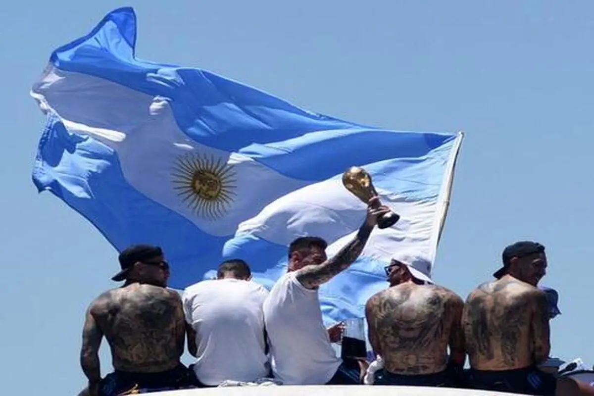 دیدنی های روز؛ از استقبال از مسی و قهرمانان آرژانتینی تا اعتصابات سراسری انگلیس