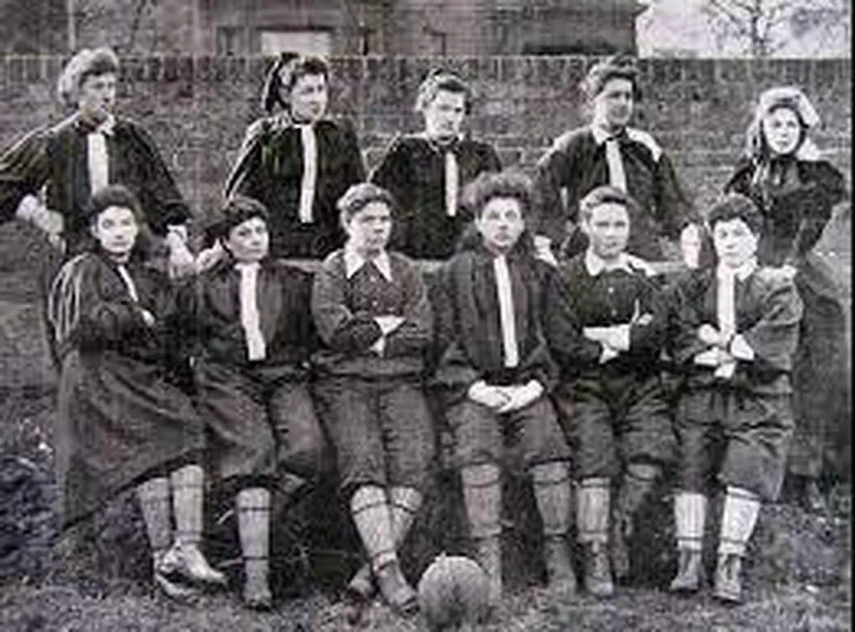 لباس فوتبال عجیب زنان بریتانیا در سال ۱۹۱۸+ فیلم